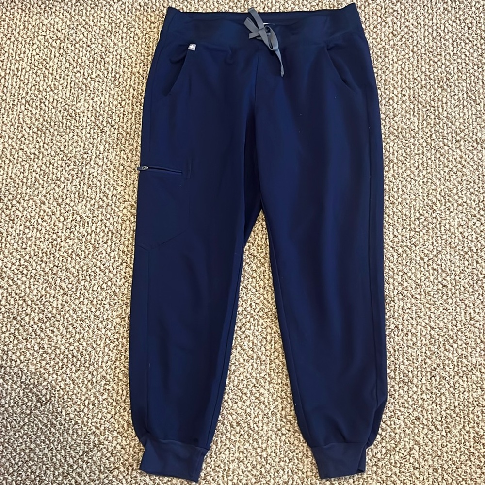 Figs women’s jogger scrubs. Size medium petite